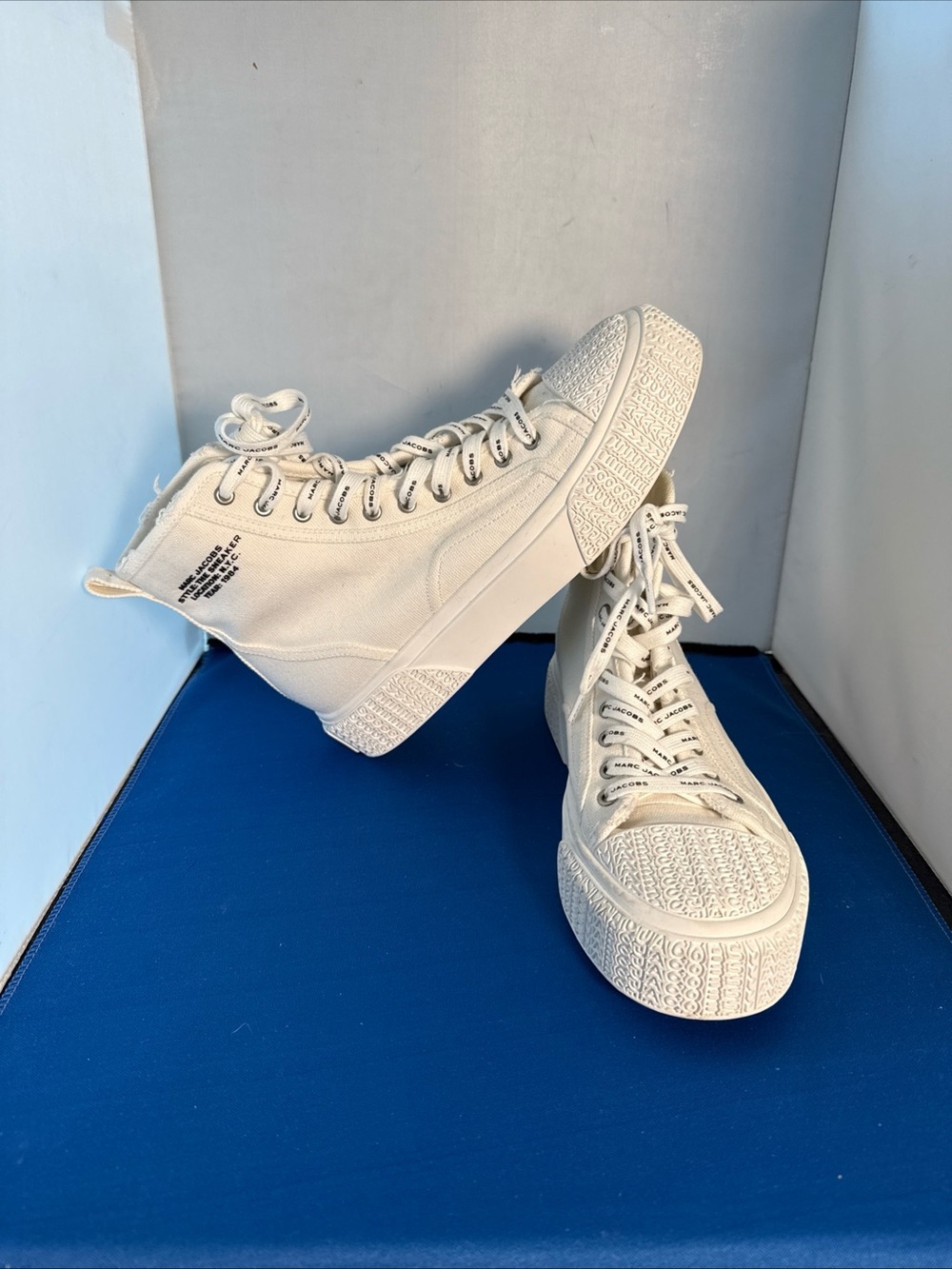 Mark Jacobs women’s size 38/US size 8 Canvas High-Top Sneakers white like new